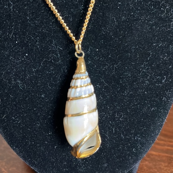 Seashell Necklace with Goldtone 16” Chain NWOT - Picture 2 of 6